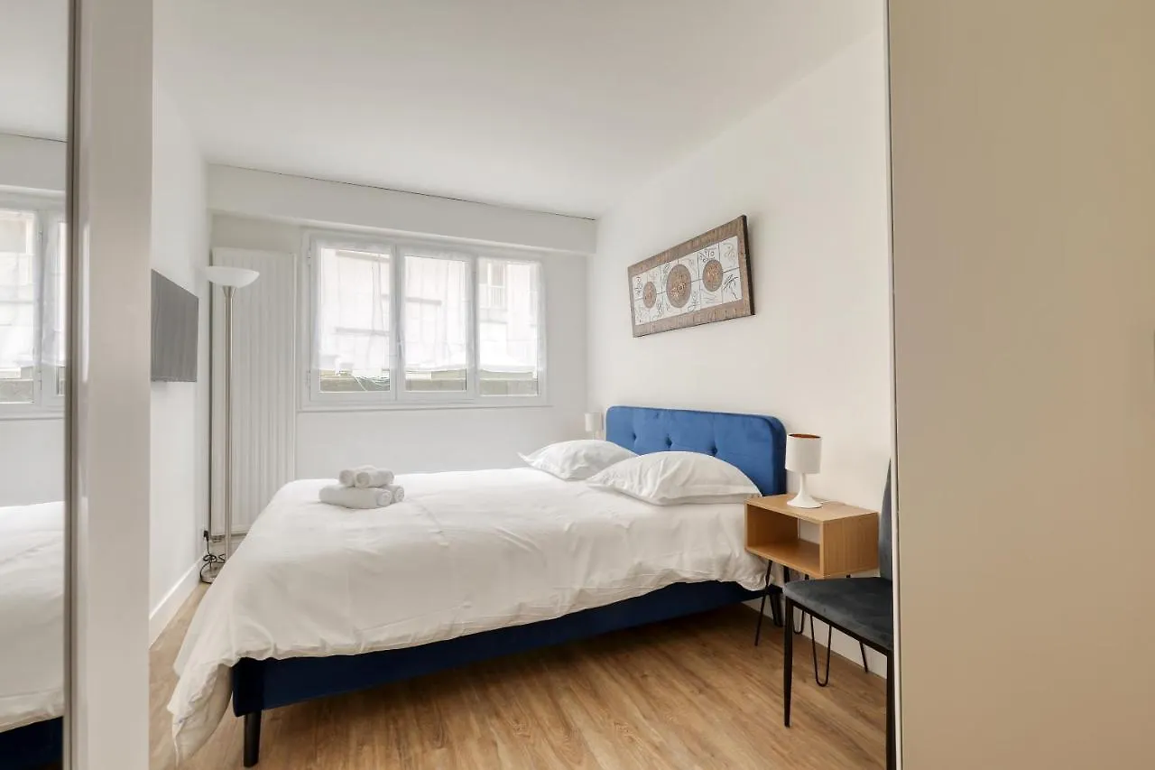 Branded New 4 Bdrs Flat - Huge Terrace - Prime Loc Lejlighed Paris Frankrig