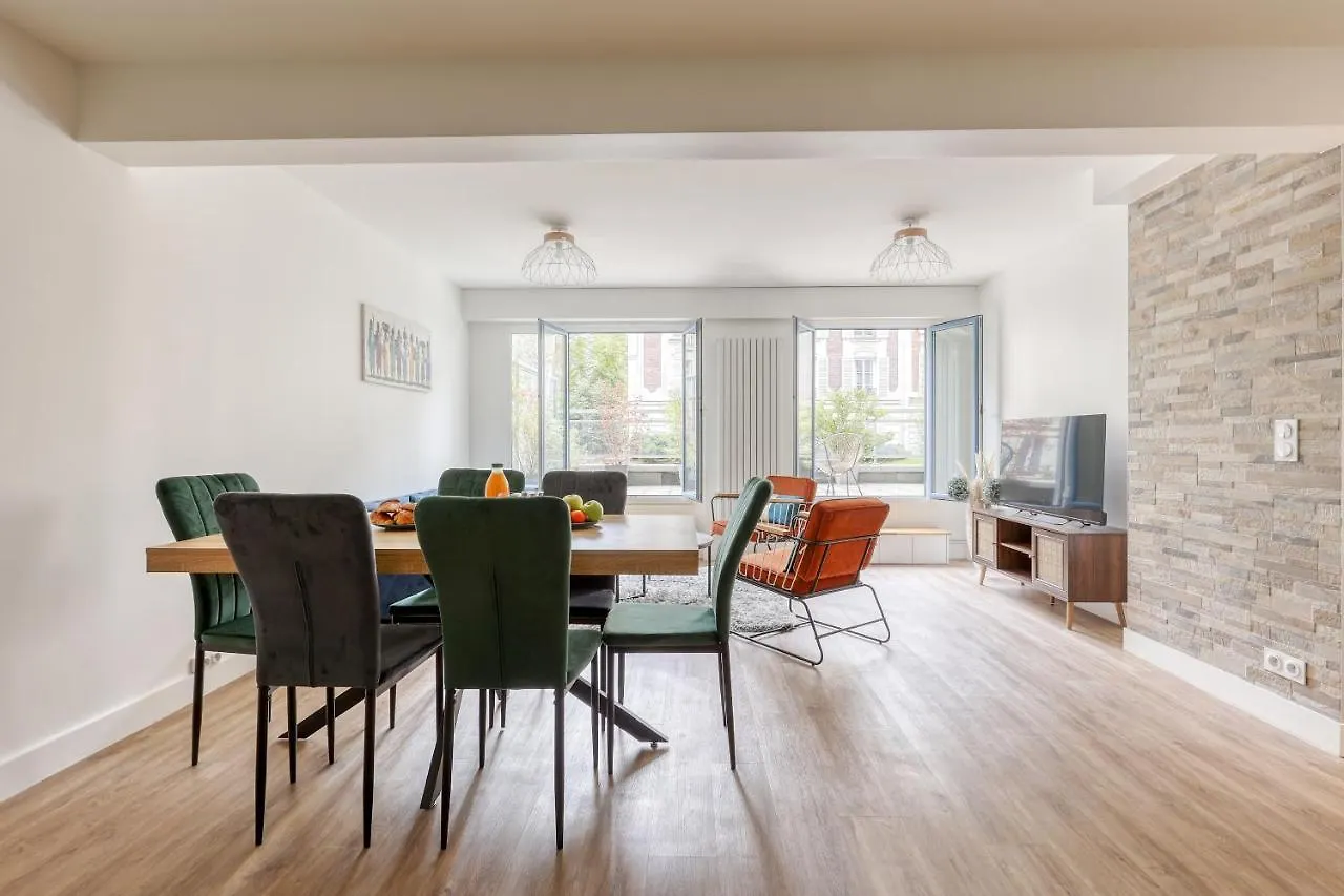 Branded New 4 Bdrs Flat - Huge Terrace - Prime Loc Apartment Paris 0*,  France