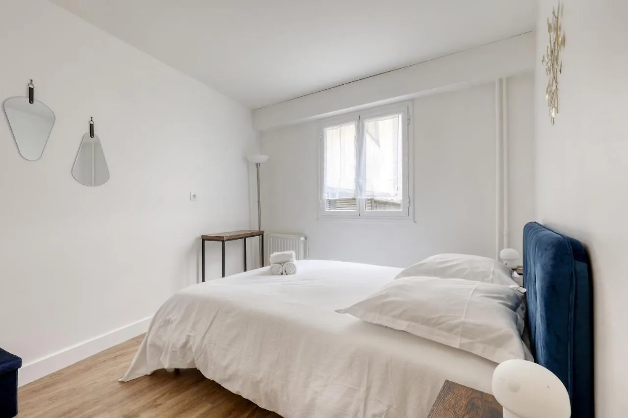 Branded New 4 Bdrs Flat - Huge Terrace - Prime Loc Apartment Paris France